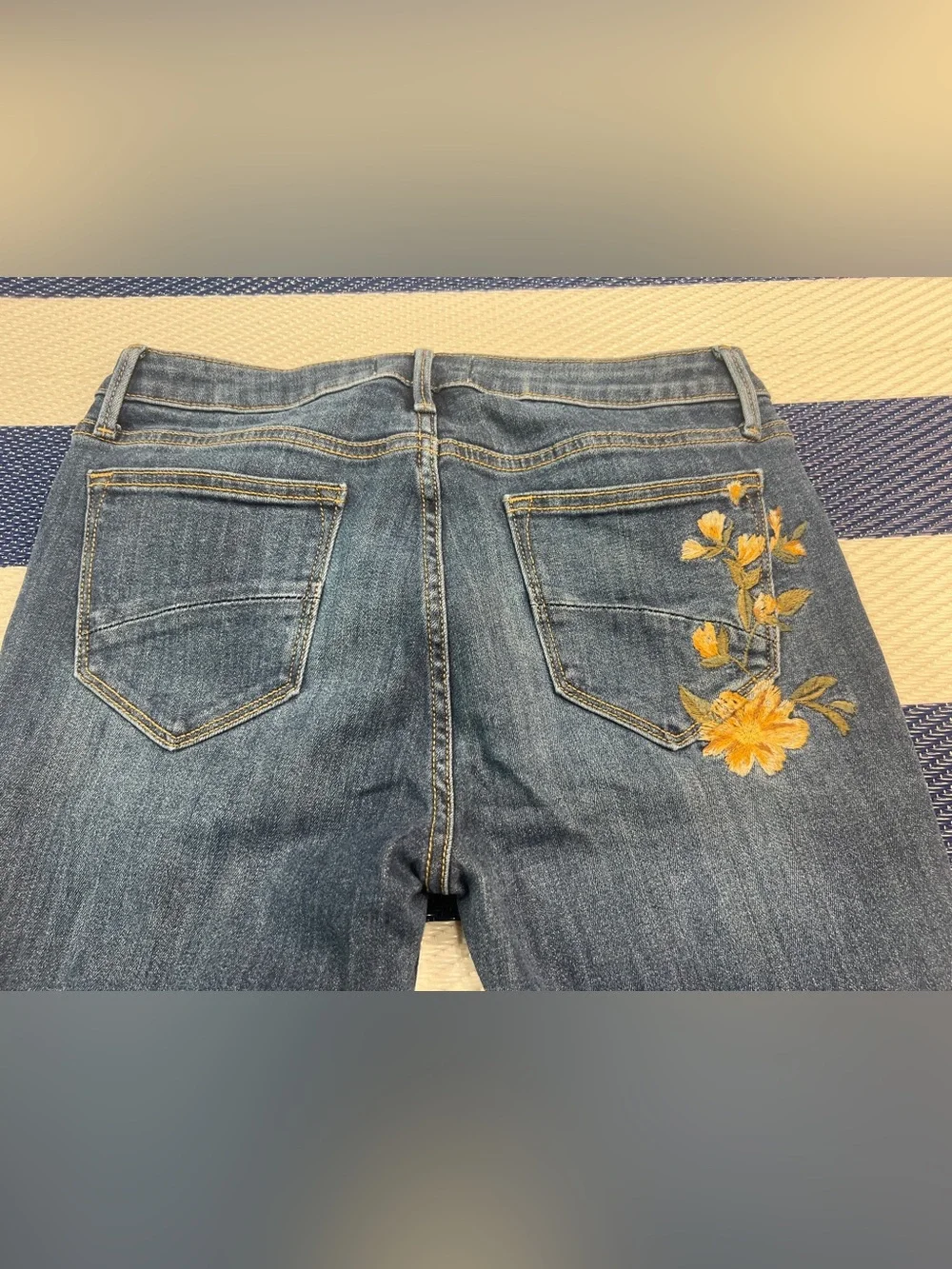 DRIFTWOOD Women’s Embroidered Floral Cropped Jeans Frayed Hem 29 - Picture 3 of 9